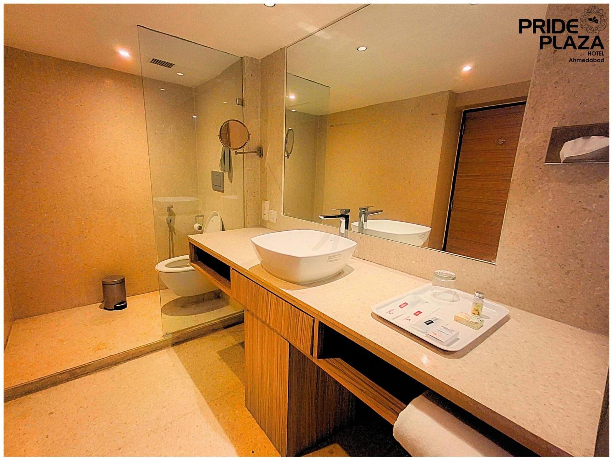 Pride Plaza Hotel, Ahmadábád Exteriér fotografie